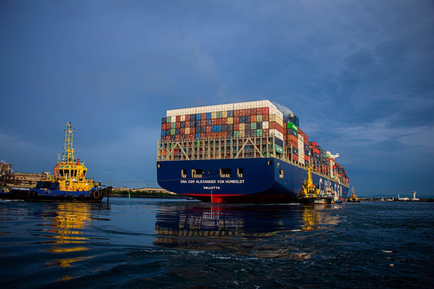 Buque y grúas en el Puerto de Lázaro Cárdenas